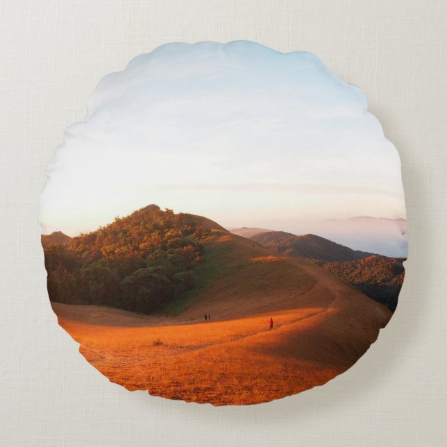 Majestic field in the sunlight. Dramatic and pictu Round Cushion (Front)