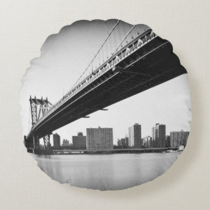Manhattan Bridge and skyline, New York, US. Round Cushion
