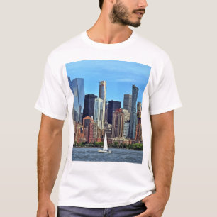 Manhattan NY – Sailboat By Manhattan Skyline T-Shirt