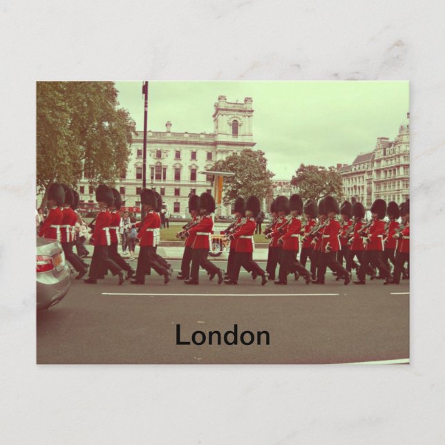 Marching guards at buckingham palace postcard (Front)