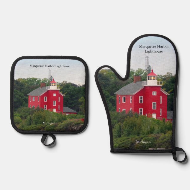 Marquette Harbour Lighthouse Oven Mitt & Pot Holder Set (Front)