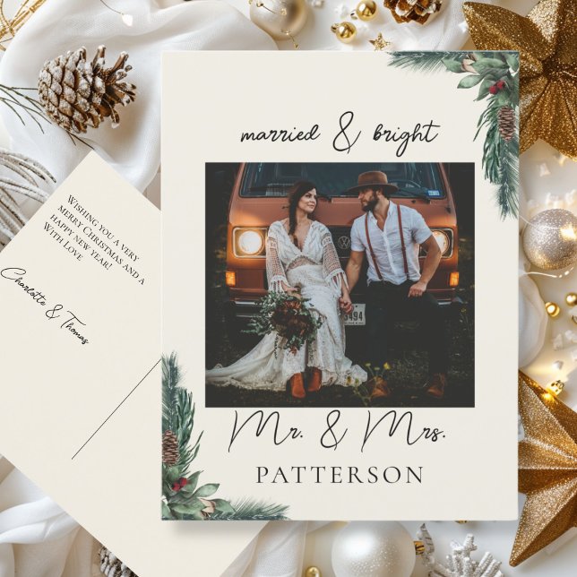 Married & Bright Kundenspezifische Foto Holiday  (Married & Bright Kundenspezifische, beige-grün, minimal, rustikal, Weihnachts-Foto-Karte.)