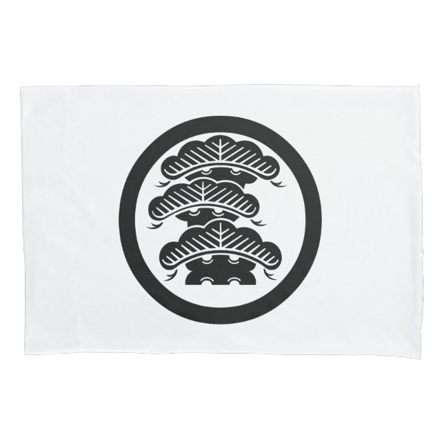 Maru ni Arashi-tsuki Hidari Sangai Matsu Pillowcase (Front)