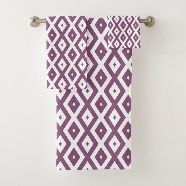 Mauve and white diamond pattern bath towel set (Insitu)