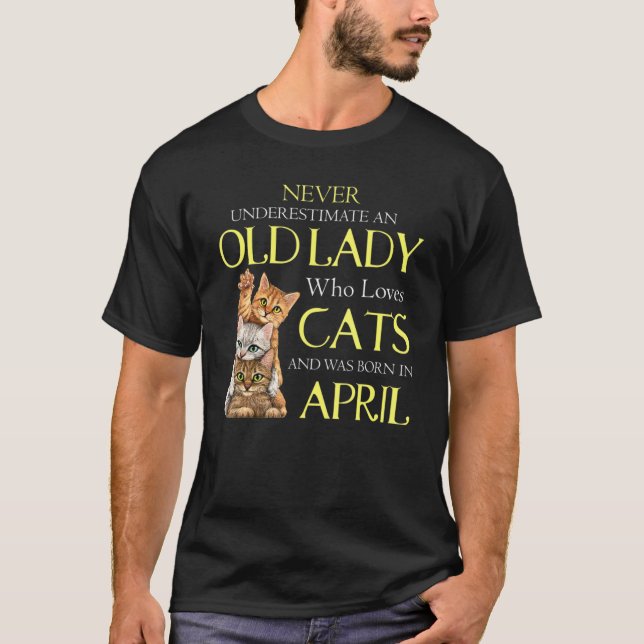 Mb35 Never Underestimate Old Lady Who Loves Cats B T-Shirt (Front)