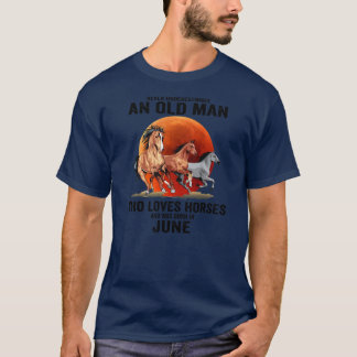 Mens never underestimate an old man loves horses T-Shirt