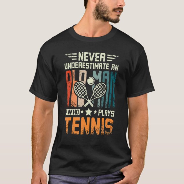 Mens Never underestimate an old man who plays tenn T-Shirt (Front)