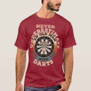 Mens Never underestimate an old man with Darts T-Shirt