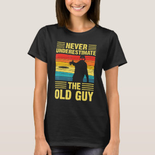 Mens Never Underestimate The Old Guy Disc Golf Vin T-Shirt