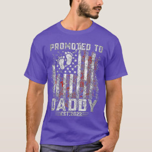 Mens Promoted To Daddy 2022 First Time Fathers Day T-Shirt