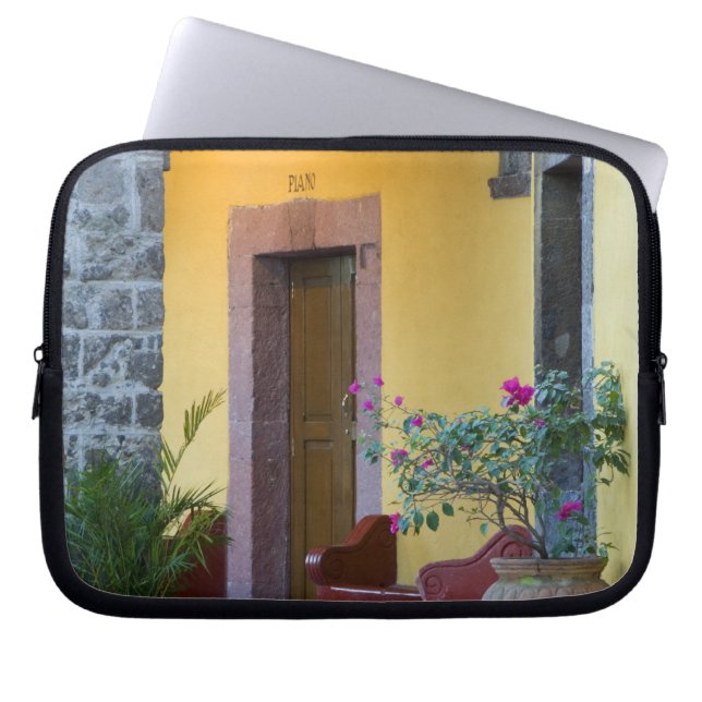 Mexico, San Miguel de Allende, Archway entrance Laptop Sleeve (Front)