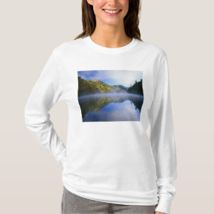 Millcreek Lake and autumn colours at sunrise, T-Shirt
