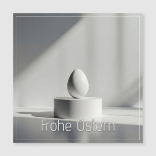 Minimalistisches Osterei auf modernem Podest