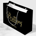 Modern Black and Gold Personalised Bridesmaids Large Gift Bag<br><div class="desc">Modern Personalised Bridesmaids Gifts featuring personalised bridesmaid's name in gold modern script font style with title and wedding date in gold modern sans serif font style on black background. Also perfect for Maid of Honour, Flower Girl, Mother of the Bride and more. Please Note: The foil details are simulated in...</div>