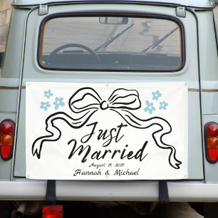 Modern Bow and Flowers Just Married Car Banner