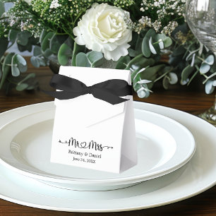 Modern Calligraphy Heart Mr. and Mrs. Wedding  Favour Box