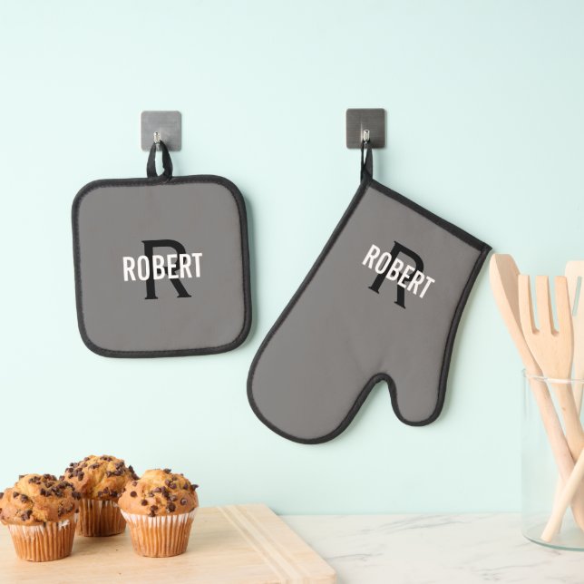 Modern dark grey monogram name mens oven mitt & pot holder set (Insitu(Hanging))
