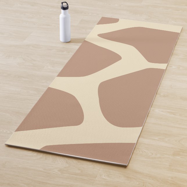 Modern giraffe pattern yoga mat (In Situ)
