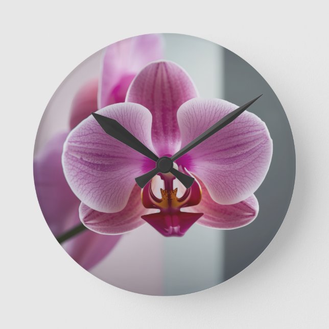 Modern minimalist elegant  round clock (Front)