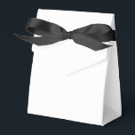 Modern Solid White Simple Chic Elegant Favour Box<br><div class="desc">Modern Solid White Simple Chic Elegant Favour Boxes features a modern solid white. Perfect for Valentine's Day,  Women's Day,  Mother's Day,  birthday parties,  anniversary,  weddings,  baby showers and more. Created by Evco Studio www.zazzle.com/store/evcostudio</div>