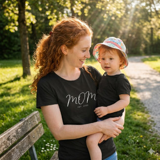 Mom Established New Mom Gift  T-Shirt