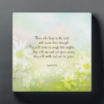 Motivational Encouraging Scripture with daisies Plaque<br><div class="desc">Motivational,  encouraging and comforting Bible verse from Isaiah 40:31 with daisies in the background.</div>