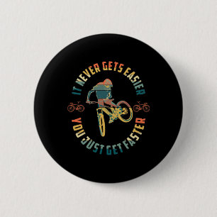 Mountain Biking It Never Gets Easier Downhill Moun 6 Cm Round Badge