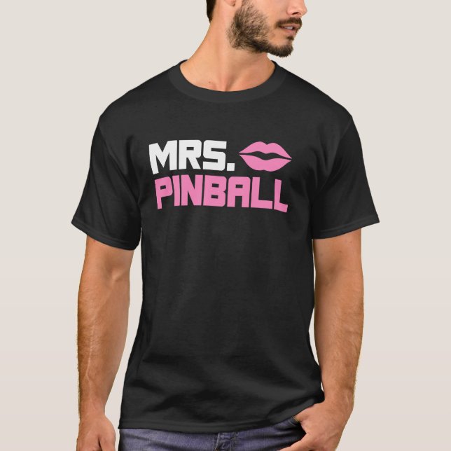 Mrs Pinball slot machine gamer partner look men T-Shirt (Front)