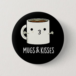 Mugs And Kisses Funny Mug Pun Dark BG 6 Cm Round Badge