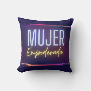 mujer empoderada cushion