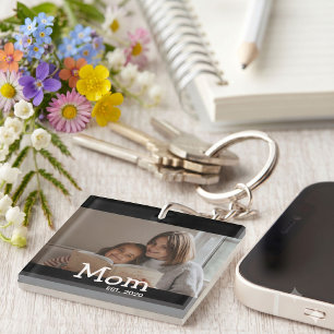 Mum Est Saying White Whimsical Font Key Ring