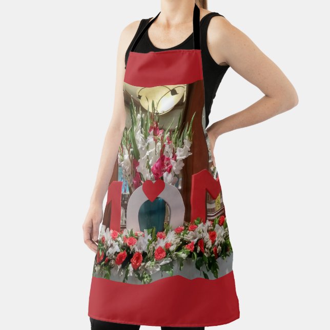 "Mum, I Love You" – A Heartfelt Floral Tribute Apron (Insitu)