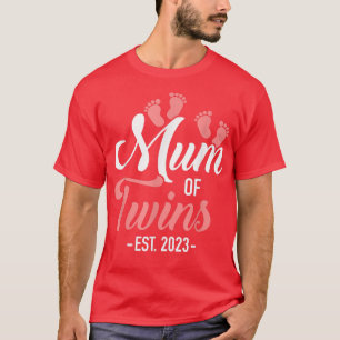 Mum of twins 2023 for pregnancy announcement T-Shirt