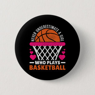 Never Underestimate A Girl Who Plays Bysketbyll Lo 6 Cm Round Badge
