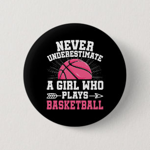 Never Underestimate A Girl Who Plays Bysketbyll Lo 6 Cm Round Badge