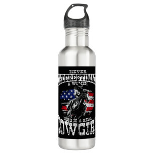 NEVER UNDERESTIMATE A WOMEN WHO IS A REAL COWGIRL  710 ML WATER BOTTLE