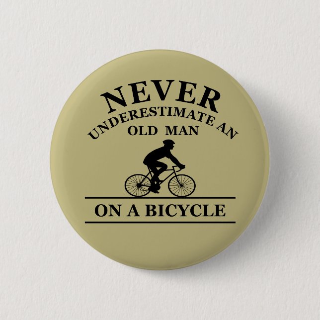 never underestimate an old man on a bicycle 6 cm round badge (Front)