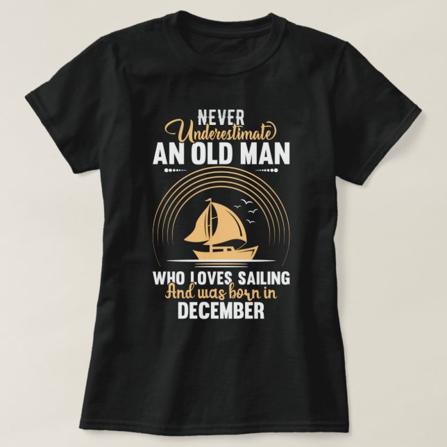 Never underestimate an old man who loves sailing T-Shirt (Design Front)