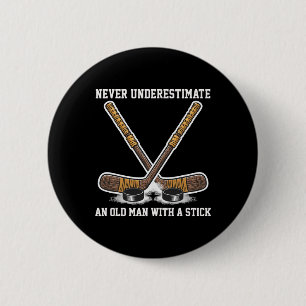 Never Underestimate An Old Man With A Stick Old Ma 6 Cm Round Badge