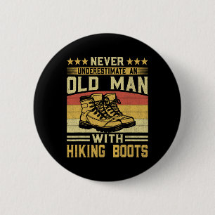 Never Underestimate An Old Man With Hiking Boots F 6 Cm Round Badge