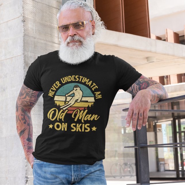 Never Understimate an Old Man On Skis funn T-Shirt (Creator Uploaded)