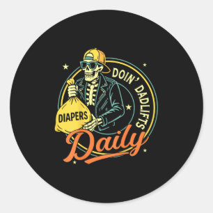 New Dad Doin' Dadlifts Daily Funny Skeleton Gym (o Classic Round Sticker