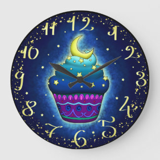 Niedlicher Cupake mit Mond und Sternen Large Clock