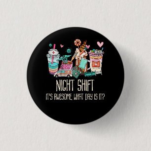 Night Shift It's Awesome What Day is it Funny Nurs 3 Cm Round Badge