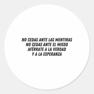 No Cedas Ante Las Mentiras (black)  Classic Round Sticker