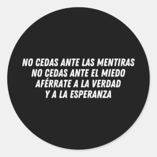 No Cedas Ante Las Mentiras (white) Classic Round Sticker