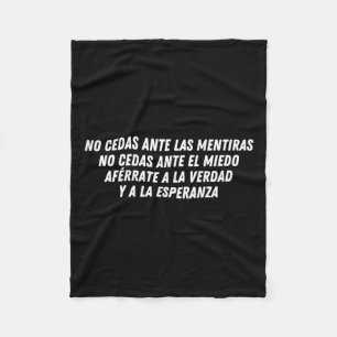 No Cedas Ante Las Mentiras (white) Fleece Blanket