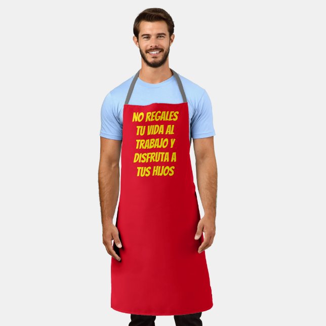 no regales tu vida al trabajo y disfruta a tus hij apron (Worn)