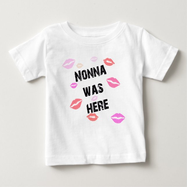 Nonna kisses baby T-Shirt (Front)