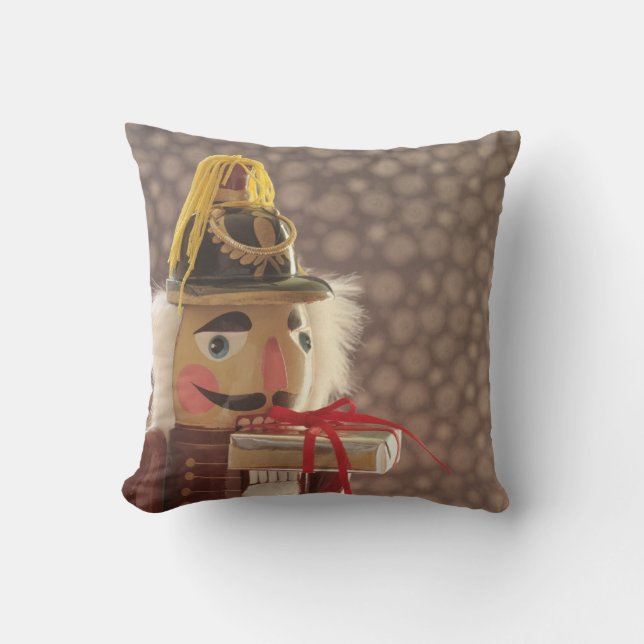 Nutcracker with silver gift cushion (Front)